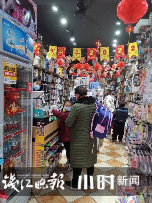 文具店生意好做吗利润怎么样(一开学，神兽们都来了！杭州这家文具店生意爆火，光书皮就卖出去两三千张)