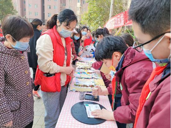 三八妇女节礼品发放通知(“三八”国际劳动妇女节的礼物已“邮”进社区，请查收)