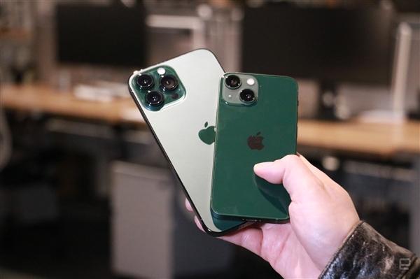 苹果11预售价格和实际价格一样吗(5999元起！iPhone 13新配色真机上手：全新苍岭绿和绿色有爱吗)