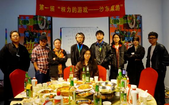 微信最火游戏(一款「山东酒桌」魔幻现实游戏，让这个00后制作人的微信被加爆了)