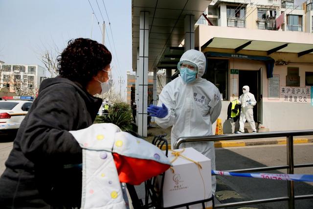 微信群加好友软件(12小时“泡”在社区、与近2000位居民加了好友……这位民警这样守护)