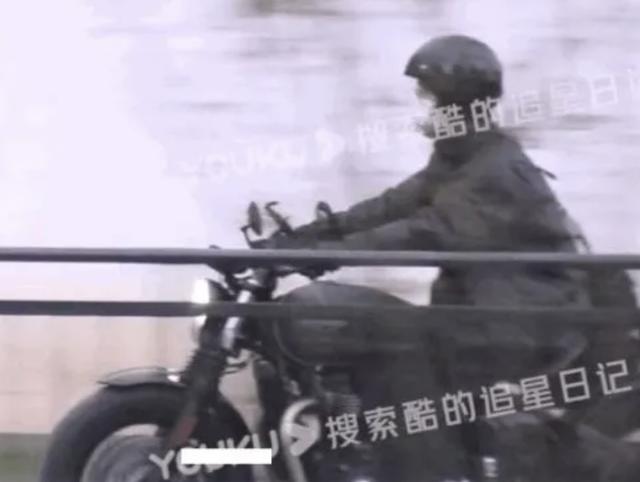 刘浩然图片(少年与霸总随意切换！刘昊然打球后骑15万摩托回家，与穿西装两个模样)