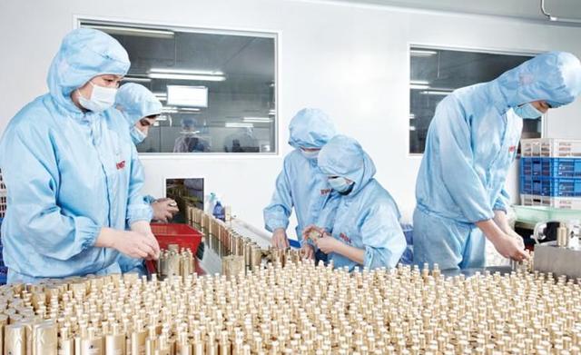 品牌化妆品怎么进货(这护肤品太贵了，如何寻找化妆品厂家拿货呢？)