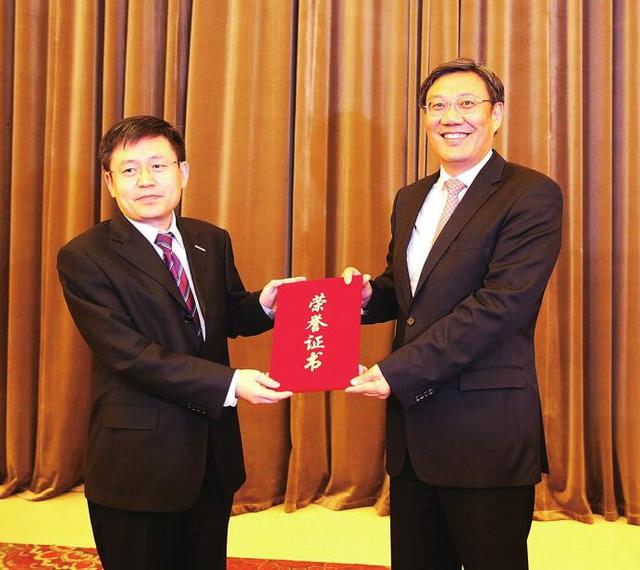 王恩东与孙丕恕的关系:王恩东成为济南首位“泉城功勋人才” 王文涛颁发证书
