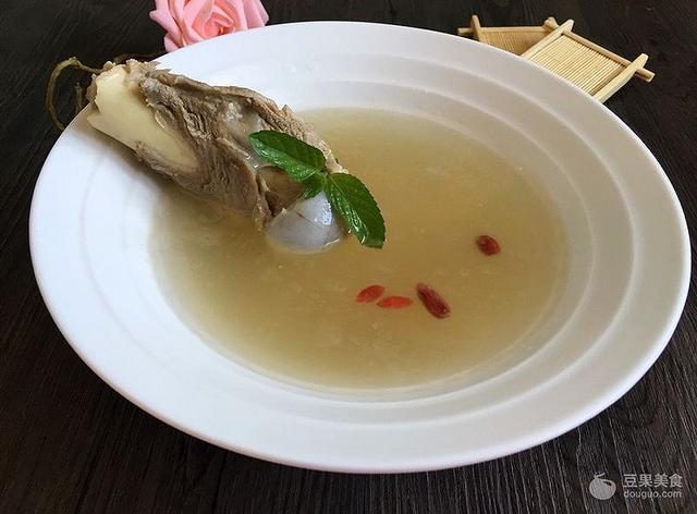 大棒骨怎么炖(清炖大骨头汤的做法)