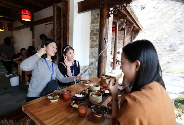 为啥探店那么火？一条广告收费几十万，白嫖还挣钱，目前仍有机会(探店是什么意思)