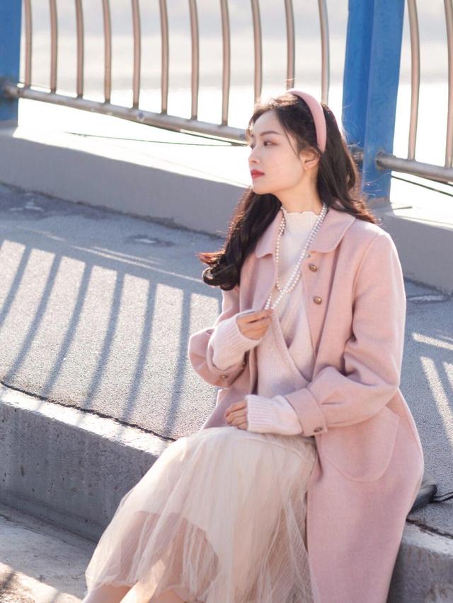 女装衣服颜色搭配表及效果图片(黑色大衣过时了，今年流行这4种颜色，搭配半身裙、阔腿裤很高级)