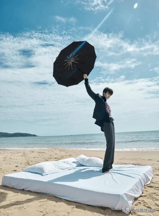 两尺五的腰是多少厘米裤带(GQ盛典：baby美背惊艳全场，金晨抹胸高开叉，周冬雨小身材大气势)