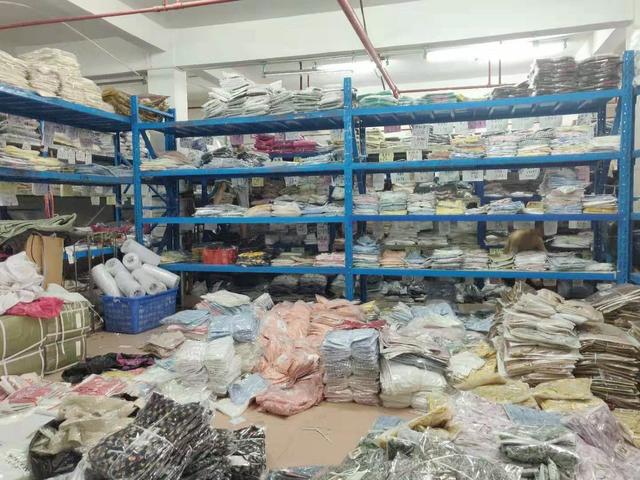 女装一手货源批发(揭秘服装市场上的 一手货源 猫腻「服装批发市场炒货」)