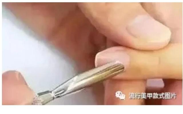 美甲新手教程(美甲基本步骤，简单易上手，保姆级别，适合新手小白，看了秒会)
