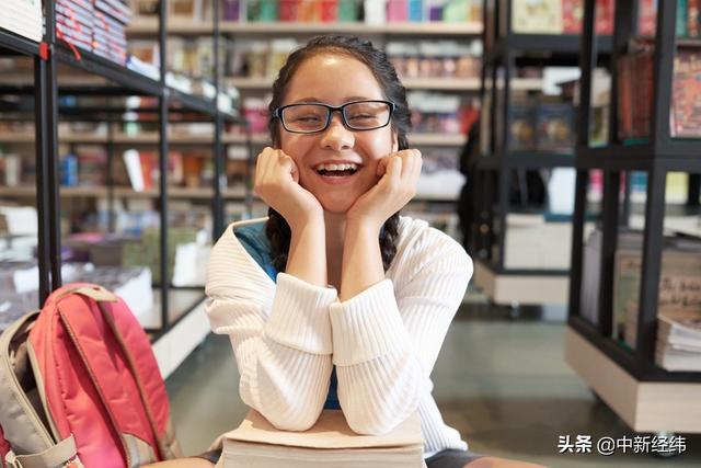眼镜店成本要多少钱(成本几十元的眼镜,卖到上千!业内为何称“赚不到钱”?)