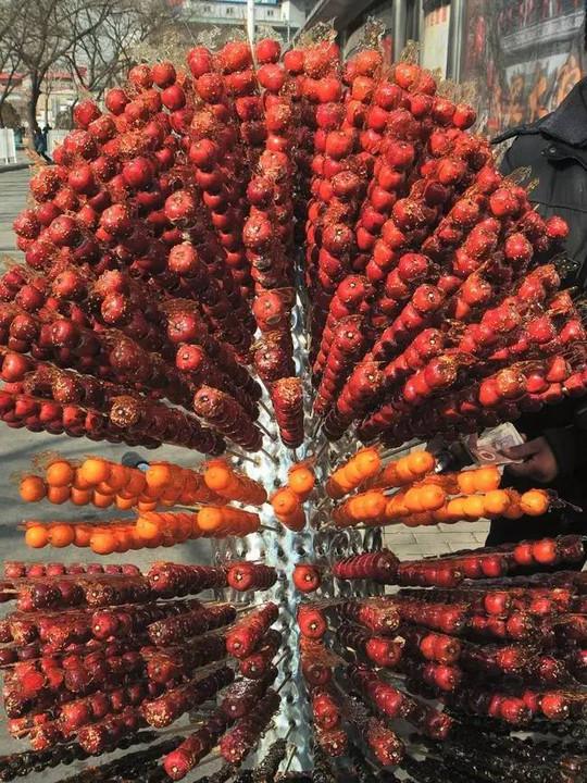 卖烤玉米的生意怎么样(300根糖葫芦2小时售完，69岁大爷月赚2万：他说孙女的办法好)