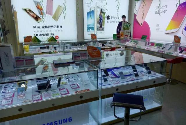 网上专卖店和旗舰店有什么区别(专卖店买的手机，和在网上买的手机有差别？店老板：差距很多)