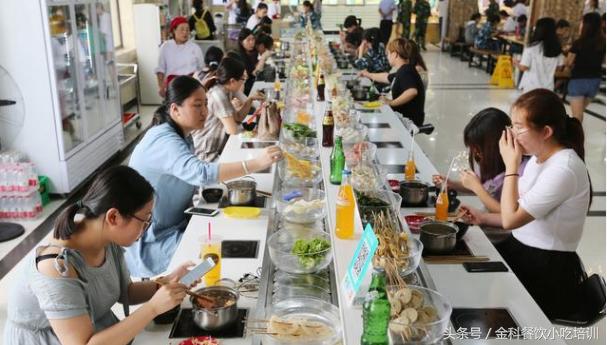 旋转小火锅店投资大概多少钱(开一家旋转小火锅店，需要投资多少钱，一天能赚多少呢？)