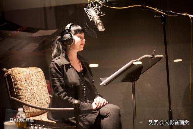 李自学配音(「2003年旧文」“异口同声”：让声音出戏——谈引进影视剧的配音)