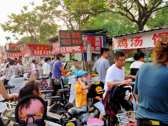 路边地摊小吃大全(小区楼下摆地摊，这10种小吃最火，老板都忙不过来)