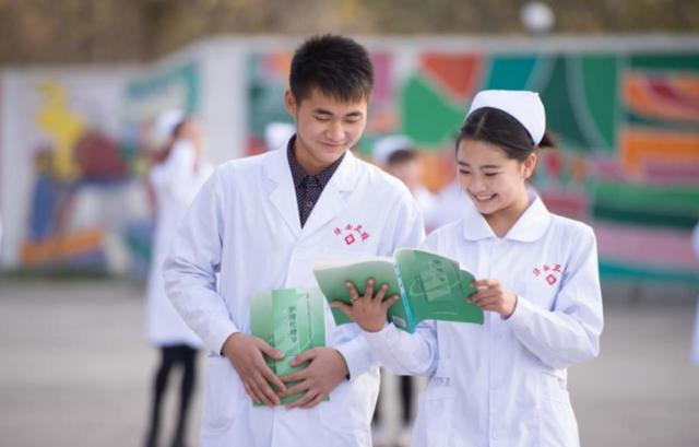 未来专业前景排名(医学类专业就业前景排名，中医学表现亮眼，榜首叫人眼前一亮)