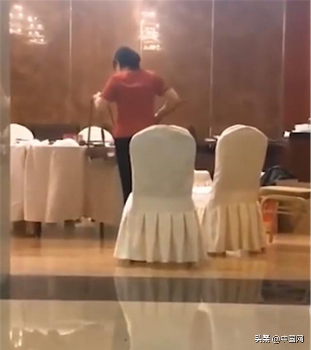 扫垃圾的那个簸箕叫什么(拿扫把清理餐桌？酒店回应：是餐桌专用扫帚)