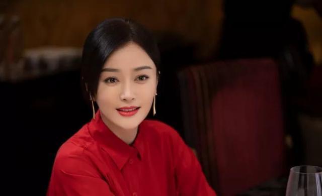 女性正常腰围对照表2021(秦岚晒出59厘米的腰围，与王鹤棣相差19岁的姐弟恋毫无违和感)