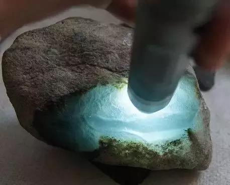 怎么辨别玉的真假简单方法手电(用手电筒看玉石，学会这三招就够用了)