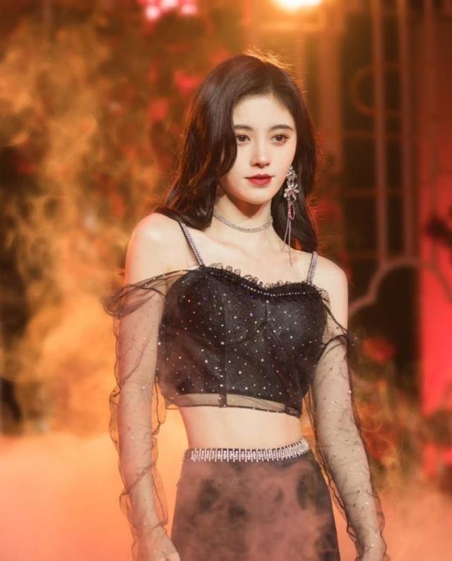 女生腰围60算细吗(女明星的腰究竟有多细呢？杨幂蚂蚁腰，迪丽热巴的身材赞)
