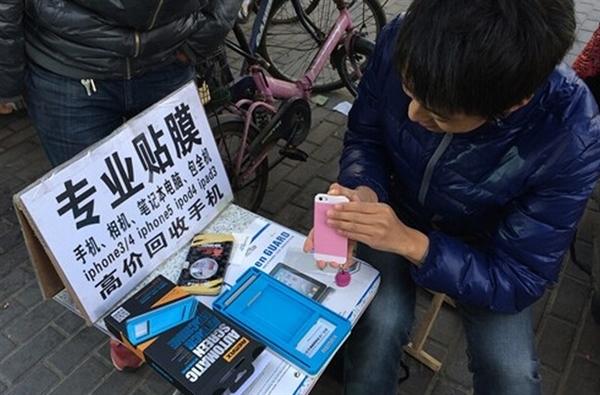 手机专卖店可以贴膜吗(路边的手机贴膜摊位怎么越来越少？甚至没有)