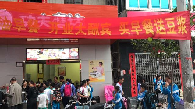 现在开早餐店挣钱吗(农村夫妻开早餐店，靠着自己“关系户”的身份，年赚100万，真牛)