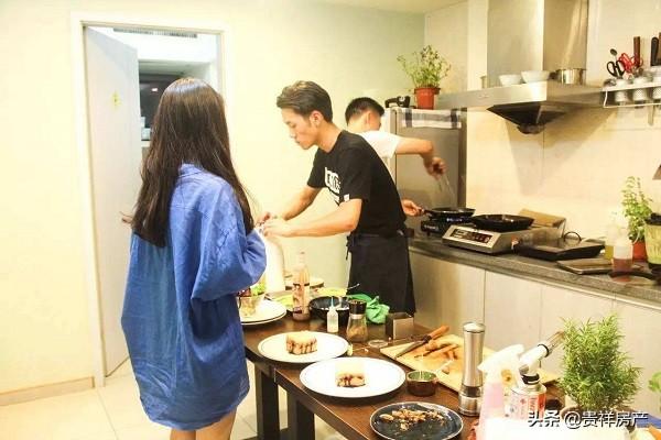 家庭主妇适合做什么(十大适合宝妈做的职业榜：微商自媒体上榜，做私厨超热门)