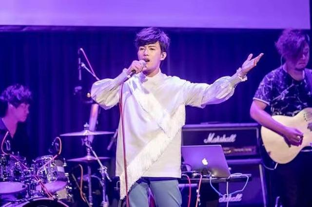 电话客服适合长期干吗(34岁男歌手转行当电话客服，坐狭窄格子间工作，朝九晚八直言沮丧)