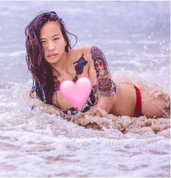泰国女网红收养孩子(泰国无腿女孩刚出生惨遭遗弃！幸运被美国夫妇收养，变身内衣模特)