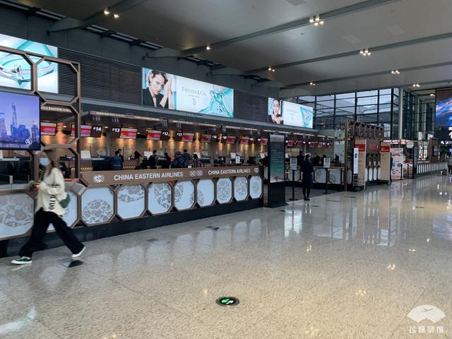 飞机头等舱预定(解锁东航77W豪华头等舱！有幸跟机长合影留念，这一趟没白飞)