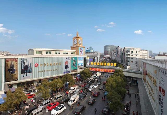 服装批发市场货源地址(全国热门批发市场汇总，你要的线下货源地都在这里（服装篇）)