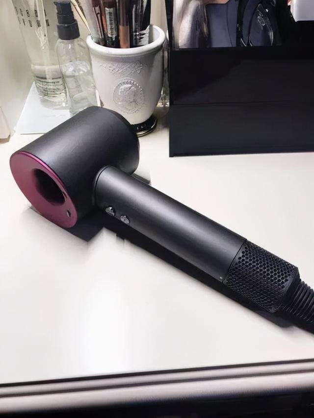 吹风机什么牌子的好用(3000块钱买一个戴森吹风机，你觉得值不值？看看用过的人怎么说)