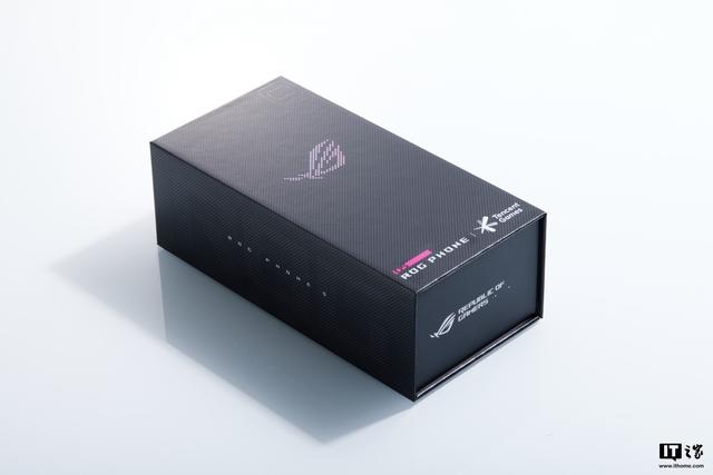 腾讯rog5(超顶屏幕六指战神，腾讯 ROG 游戏手机 5 体验评测)