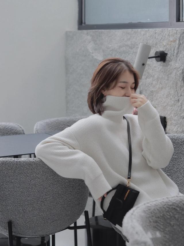 高领子打底衫怎么翻领(高领子毛衣怎样翻好看，五种不同的翻折方式，打造不一样的时尚范)