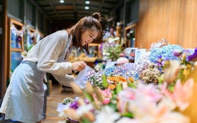 为花店而开(诗歌：为你而开的花店)