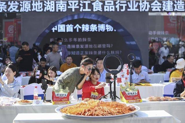 抖音上晚上路灯视频(夜幕笼罩下的长沙黄兴路，主播们在追逐年入百万的传说)