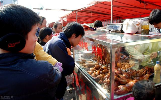 菜市场适合一个人做的生意(广东男人开烤鸭店，利用“1元烤鸭”，年赚110万，这老板真会玩)