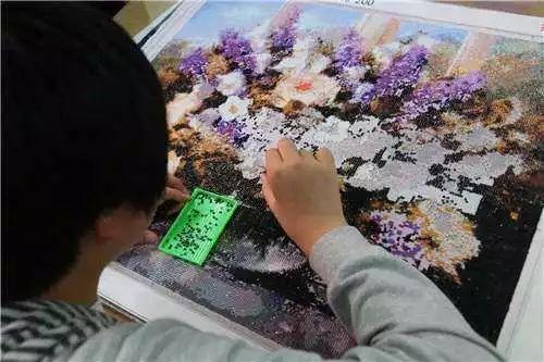 手工活十字绣外发加工(慈溪女子交2800元找了份钻石画加工活 如今却愁得睡不着)