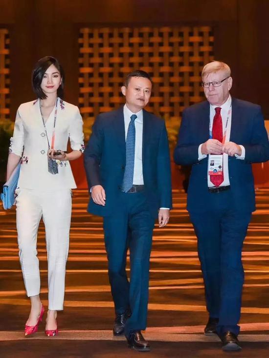 关于微商的论文(弄潮号｜阿里有流量，微商蹭之当有道)