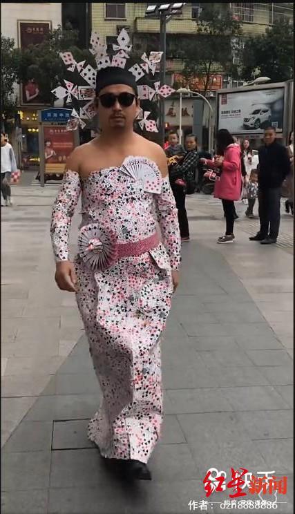 快手创始人是谁人一个月多少钱(穿奇异女装闹市走秀，开直播挣快钱……他背后的辛酸谁人懂？)