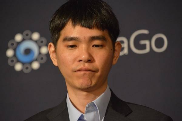 阿尔法go曾经战胜哪一项世界冠军(唯一赢过Alpha Go的人类棋手，宣布退役)