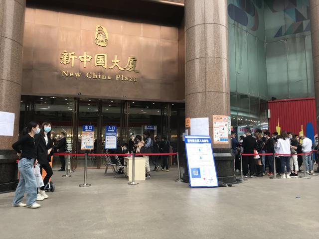 广州十三行服装批发微信(「特写」广州十三行，批发市场怎么活下去)