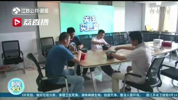 自热米饭有危害吗(扬州三名学生“自热式”聚餐被烫伤 消防员实验：不恰当使用 后果很严重)