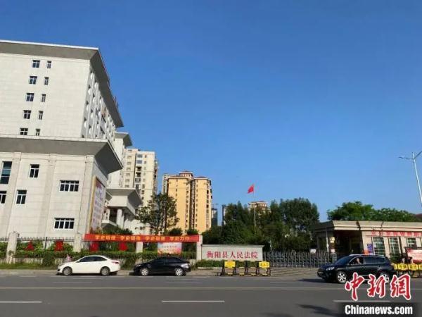 离婚案最后陈述(女子5年4次起诉离婚被驳，法庭今日宣判：离婚！男方仍不甘心……)