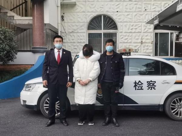 名品日本代购 淘宝(“留美博士”代购奢侈品，神秘又“励志”，靠P图就赚到钱？)