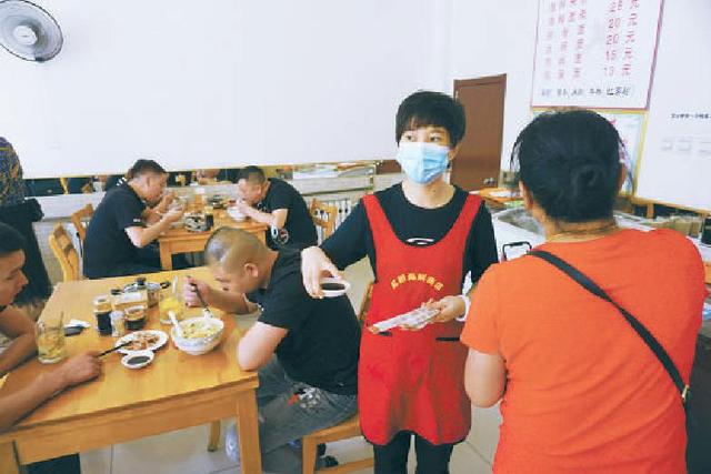 北京大红门服装批发市场地址(大红门服装商贸城进入关停倒计时，服装店走了他们将留下)