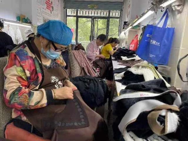 代加工手工活外发免费 来料加工(杭州这个“巧大姐”姐妹手工坊蛮厉害，姐妹们打点零工赚点零花钱还挺好)