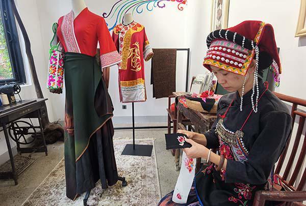 民族工艺品制作专业(我们身边的创业故事｜钱晓丽：指尖技艺创造锦绣生活)