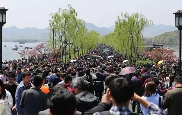哪里买机票便宜一点(五一机票买不起了？不用飞又便宜的目的地，其实还有这么多)